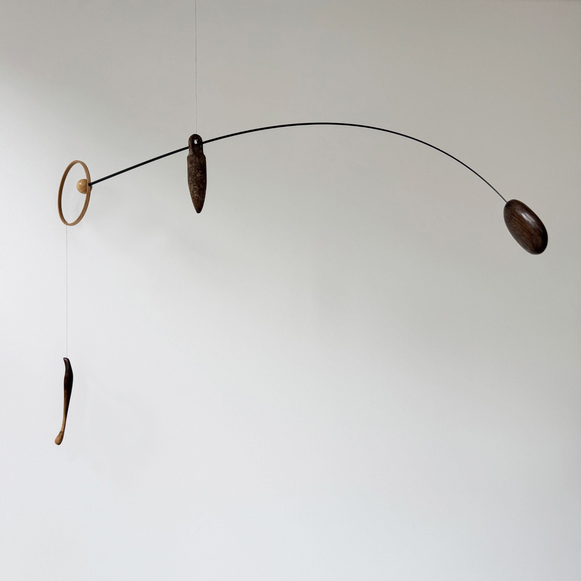 Suspension #64 - Aplomb, mobile par Camille Tan – Rart Galerie