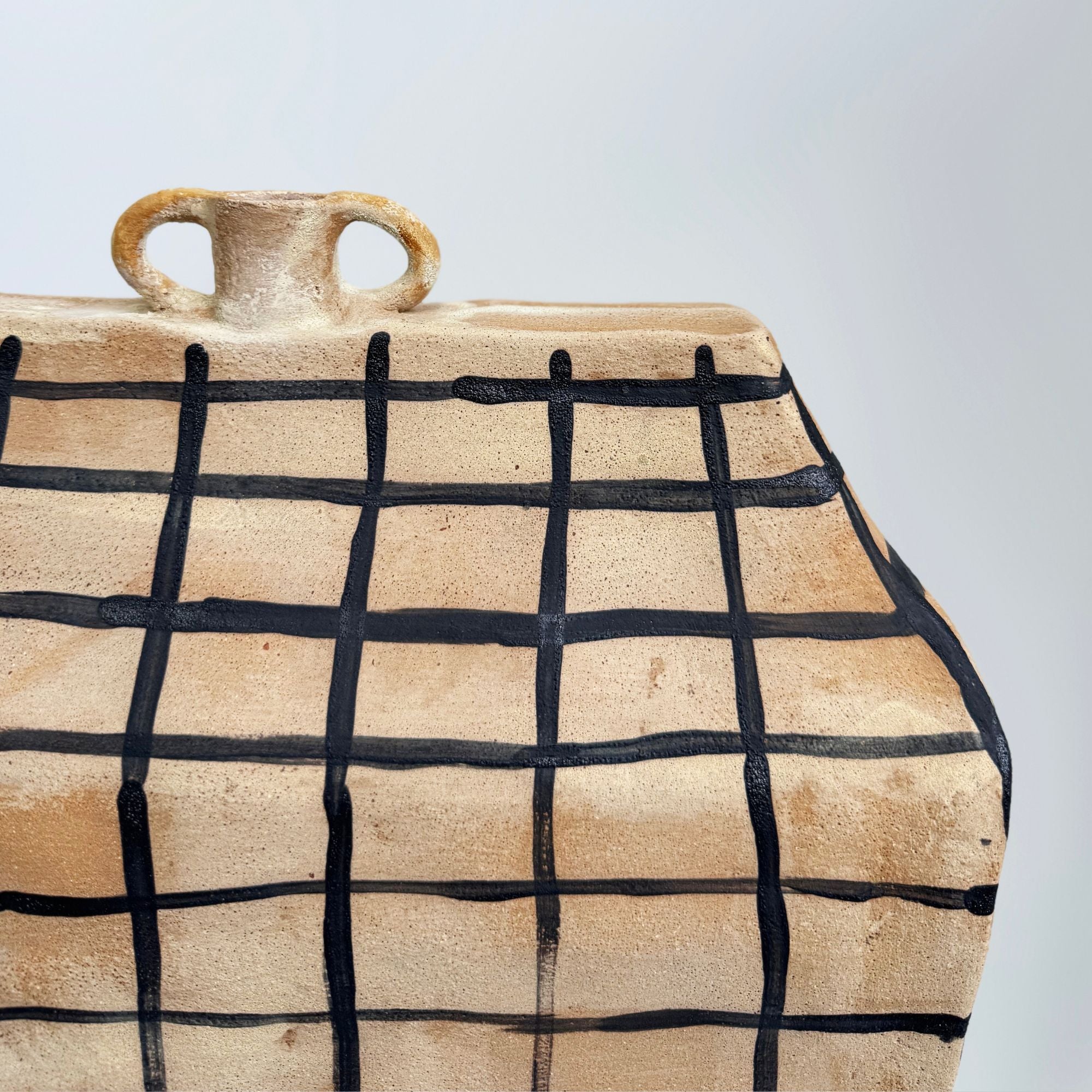 Pascale-Zintzen-bottle-white-blue-close-up