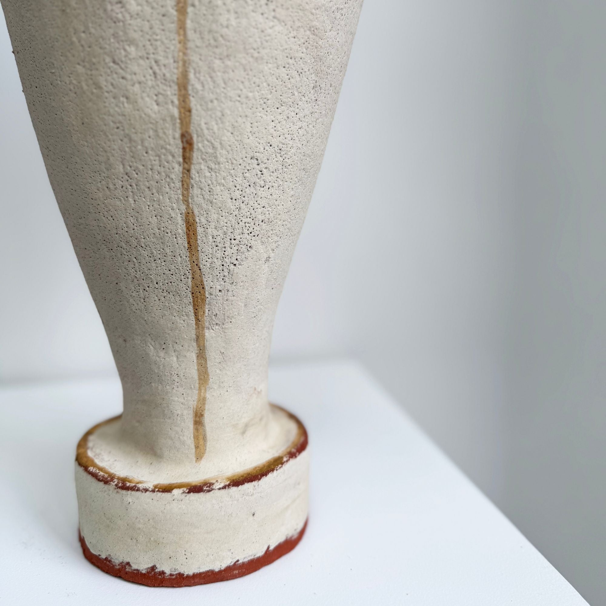 Pascale-Zintzen-vase-blanc-pied