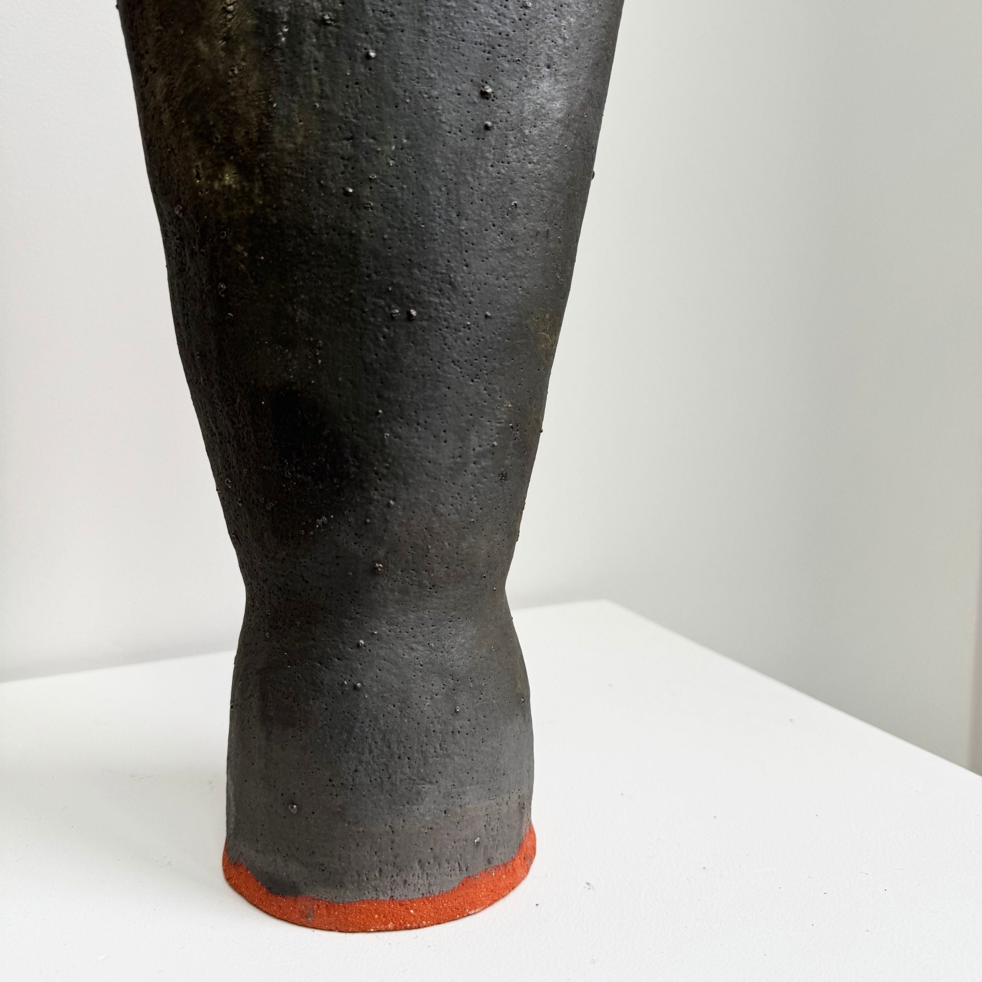 Pascale-Zintzen-vase-noir-pied