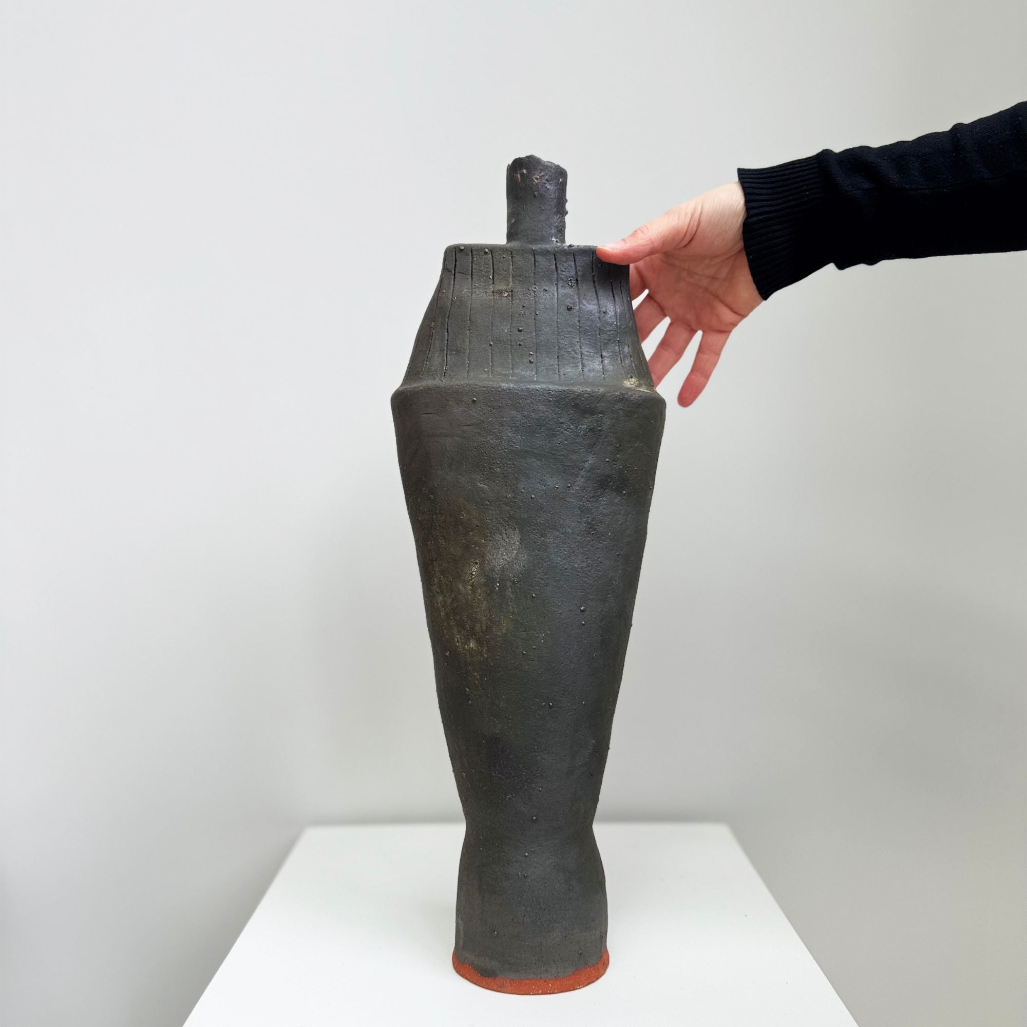 Pascale-Zintzen-vase-noir-ambiance