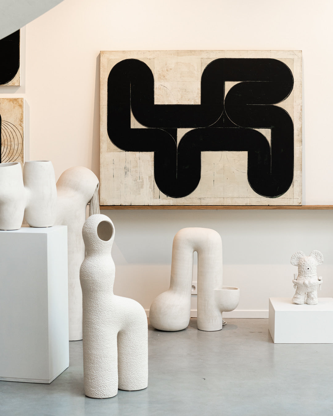 peintures sur toile Aleksandar Bezinovic et sculptures Elisa Uberti