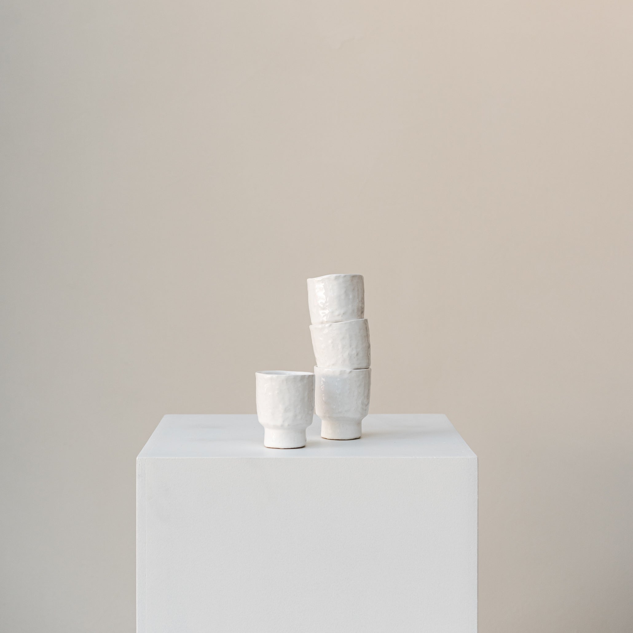 Lot de 4 tasses blanches, par Zuzana Hlivarova