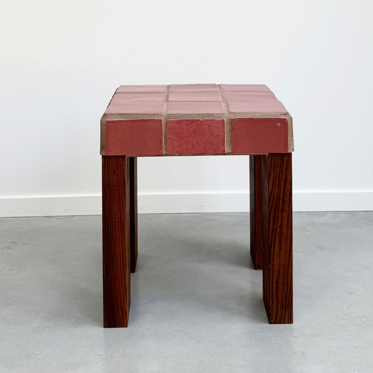 Side Table II, par Ah Um Design Studio