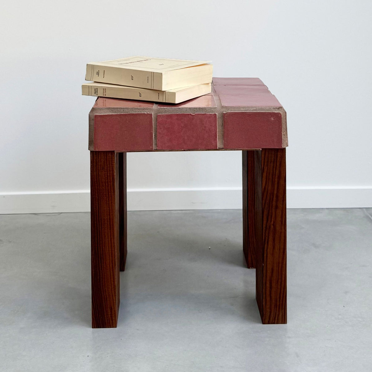 Side Table II, par Ah Um Design Studio