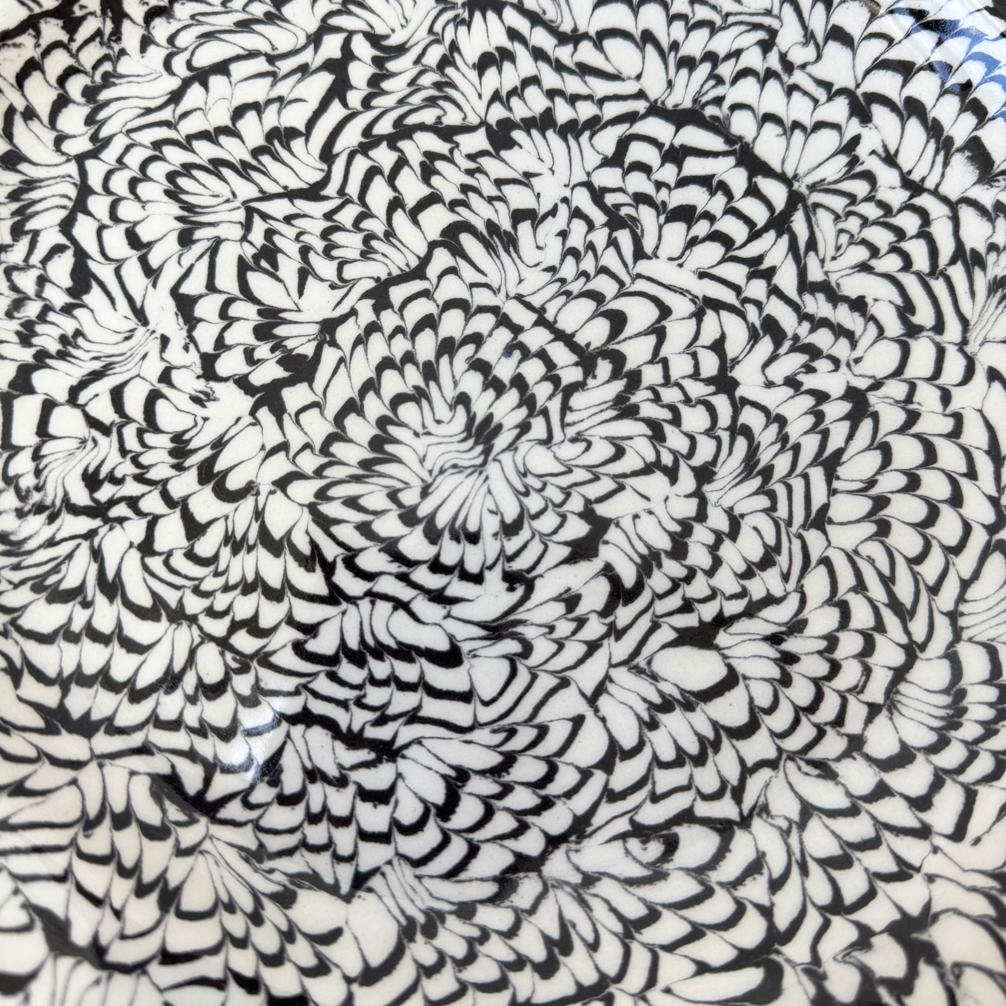 pascale-mestre-assiette-noire-motifs