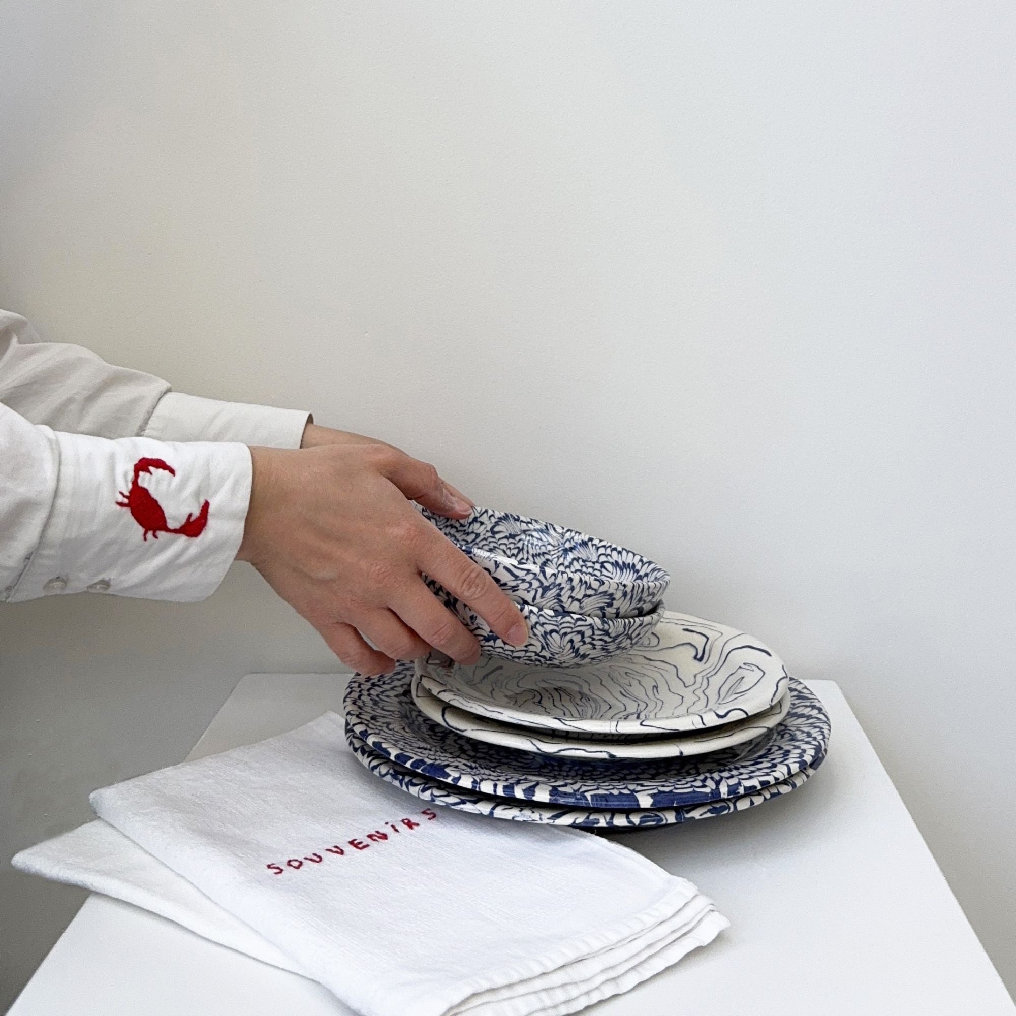 pascale-mestre-assiette-bleue-poterie