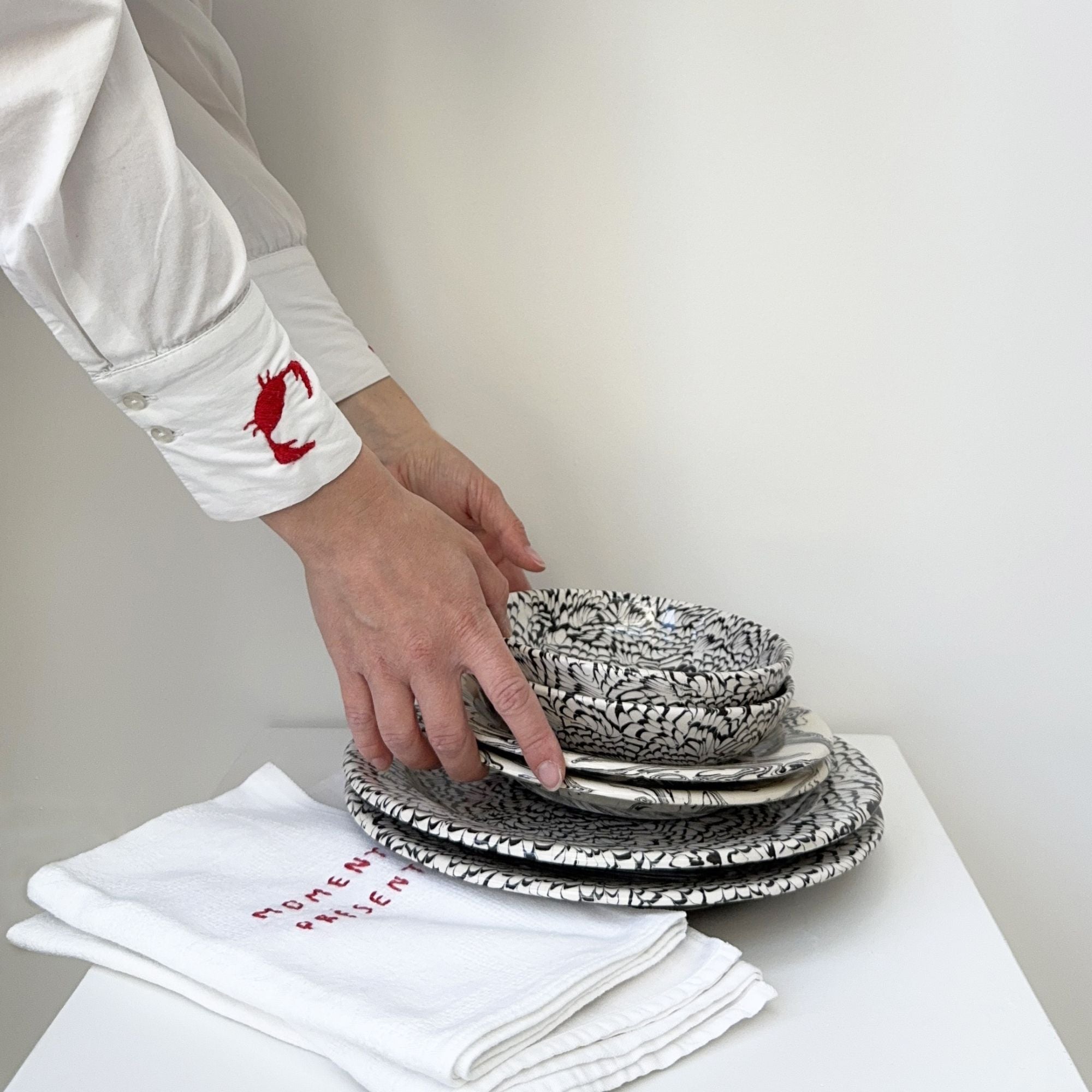 pascale-mestre-assiette-noire-vaisselle