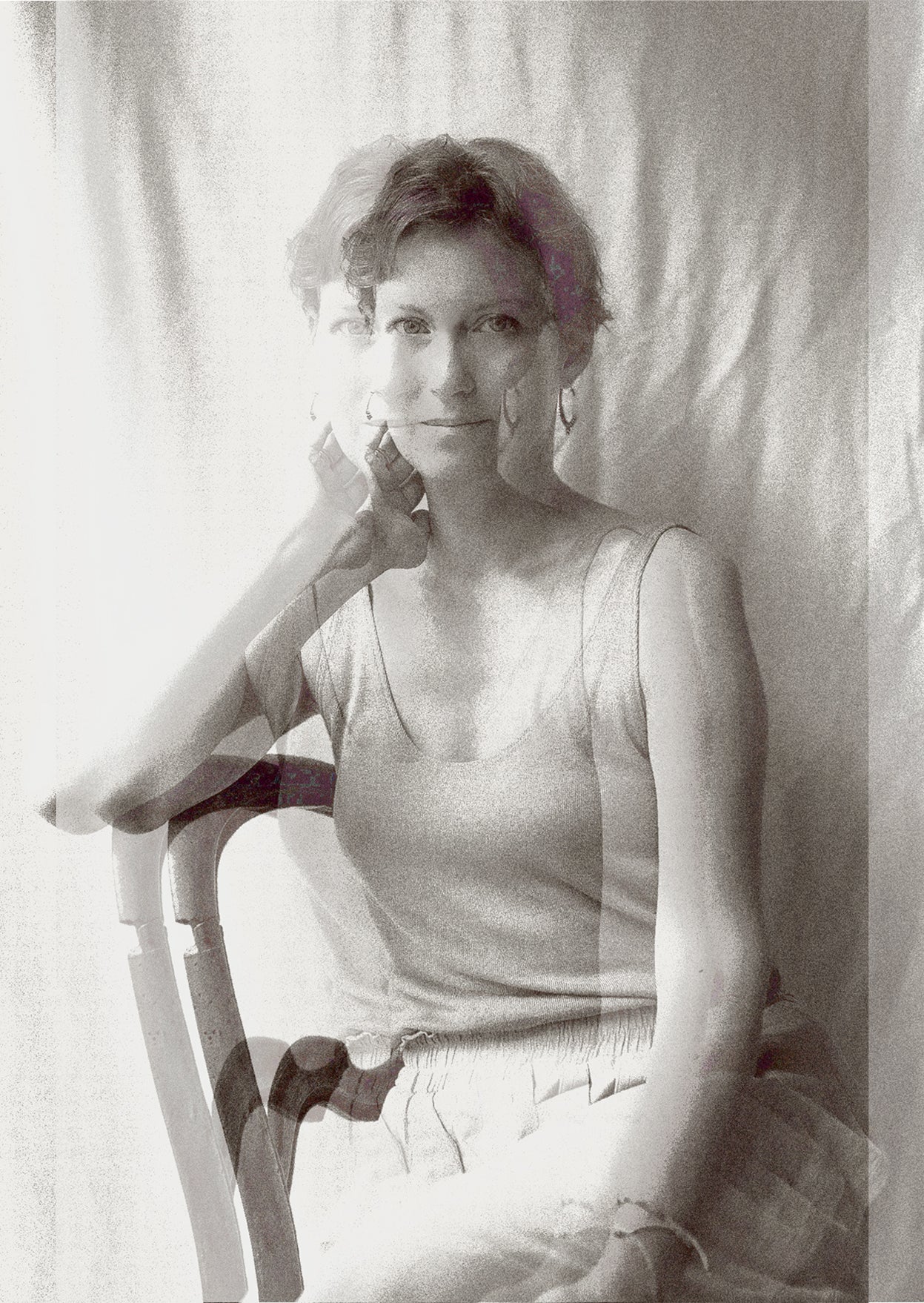 portrait de la céramiste catherine dix en noir et blanc 