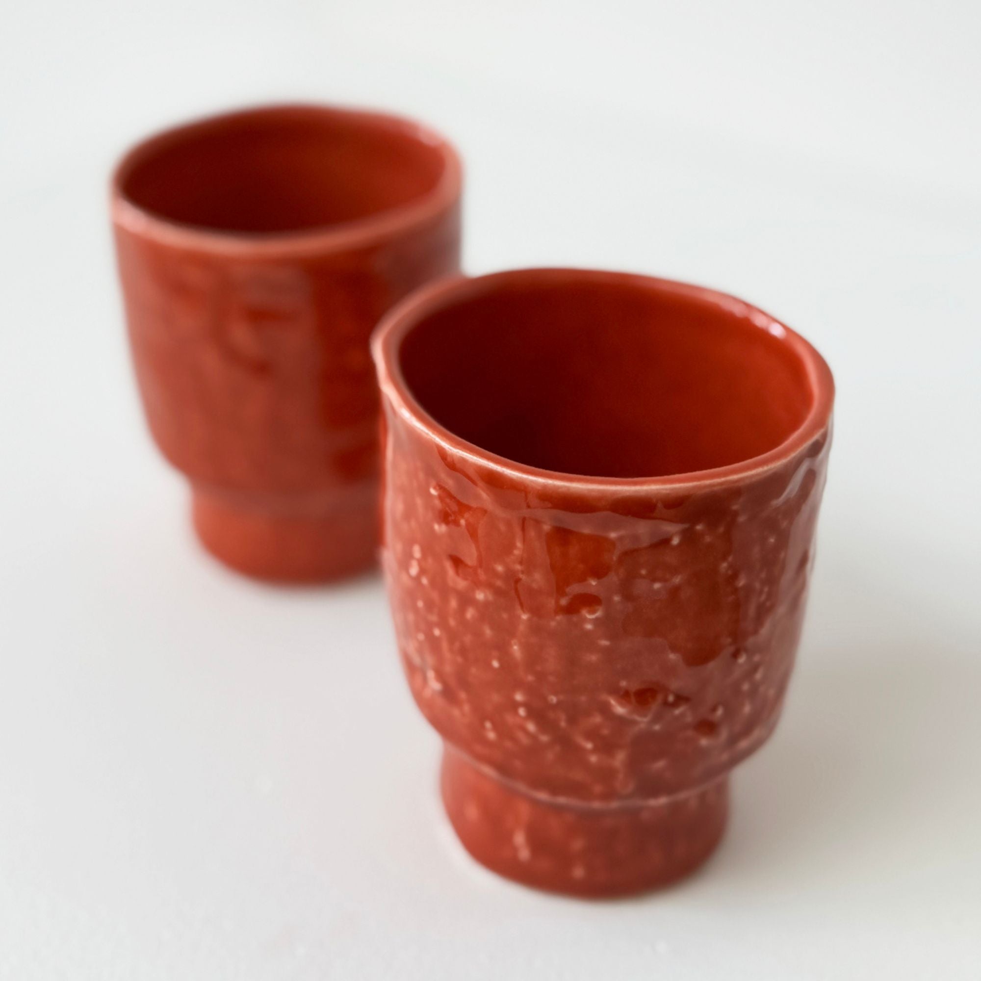 zuzana-hlivarova-tasses-rouges-grès 