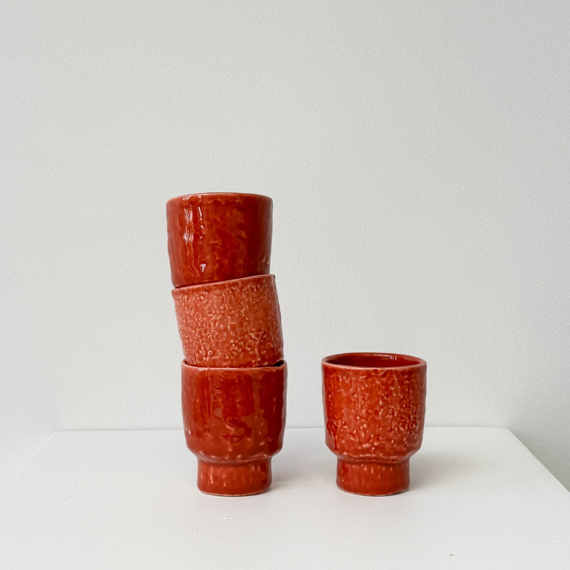 zuzana-hlivarova-tasses-rouges-céramique